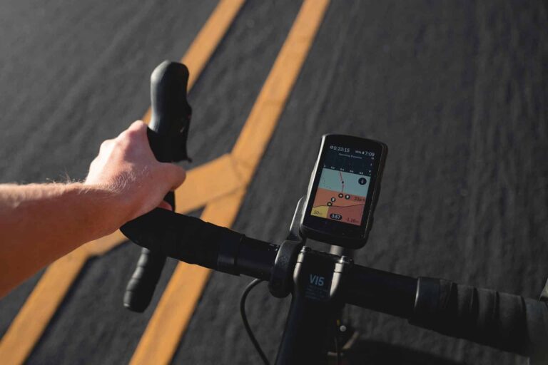 دوچرخه سواری با برنامه gps نصب شده روی فرمان دوچرخه