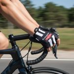 دستکش نیم انگشت CyCling GIANT بر روی دست دوچرخه سوار