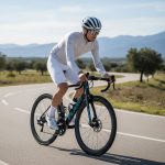 پیراهن آستین بلند CyCling Q36.5 2025 رنگ سفید بر روی تن دوچرخه سوار