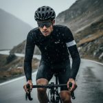 پیراهن آستین بلند CyCling Rapha 2025 بر روی تن دوچرخه سوار در جاده بارانی